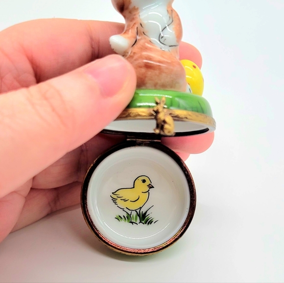 Authentic Limoges Easter Bunny on Egg Hunt Trinket Box, Peint Main w/ Gold Gilt - Picture 8 of 11